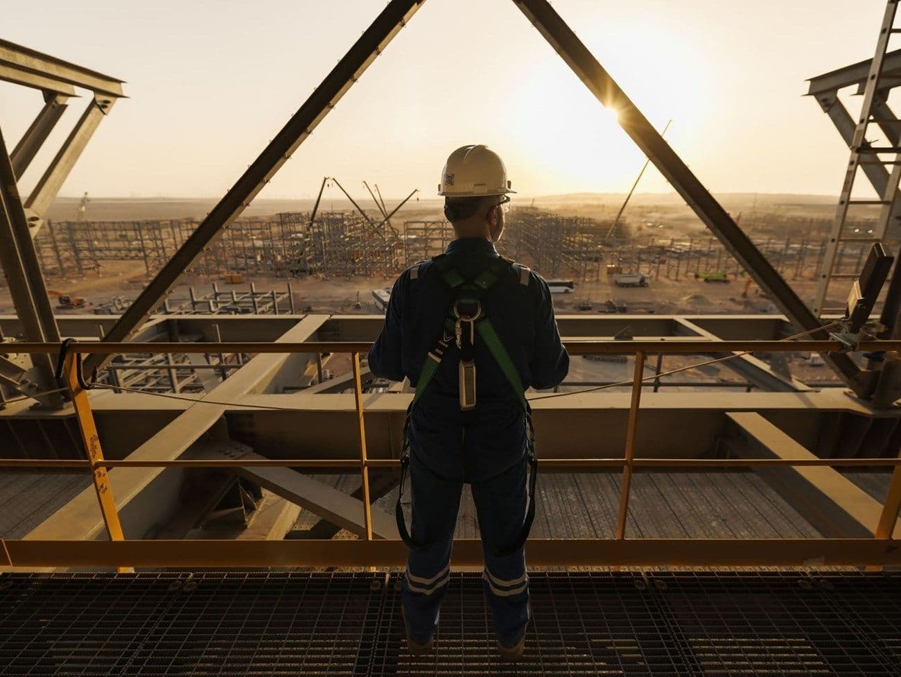A construction worker overlooks a major project site in the UAE, where contract awards reached $15.6 billion in Q3 2026.
