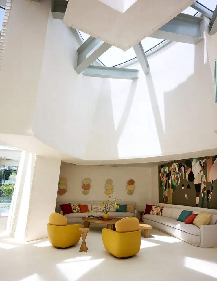 Floor-to-ceiling glazing connects interior living spaces with the surrounding landscape. Image © Jason Schmidt