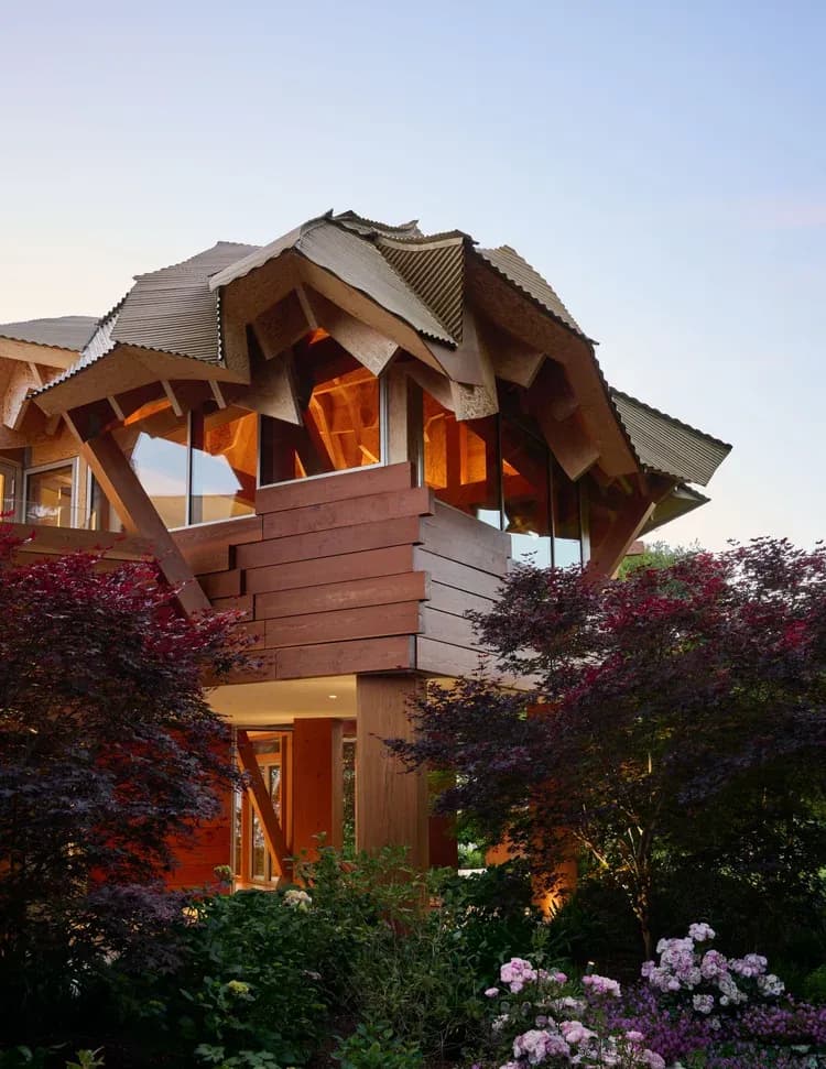 Aerial view of the Atherton residence, revealing the sculptural composition of interlocking volumes. Image © Jason Schmidt