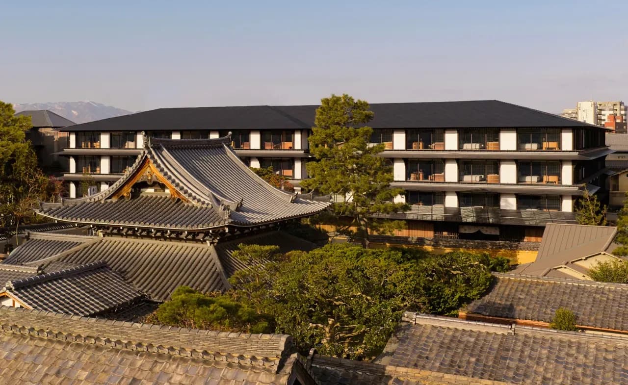 Capella Kyoto Hotel by Kengo Kuma & Associates draws on Kyoto’s machiya heritage through layered timber, filtered light and intimate spatial transitions.