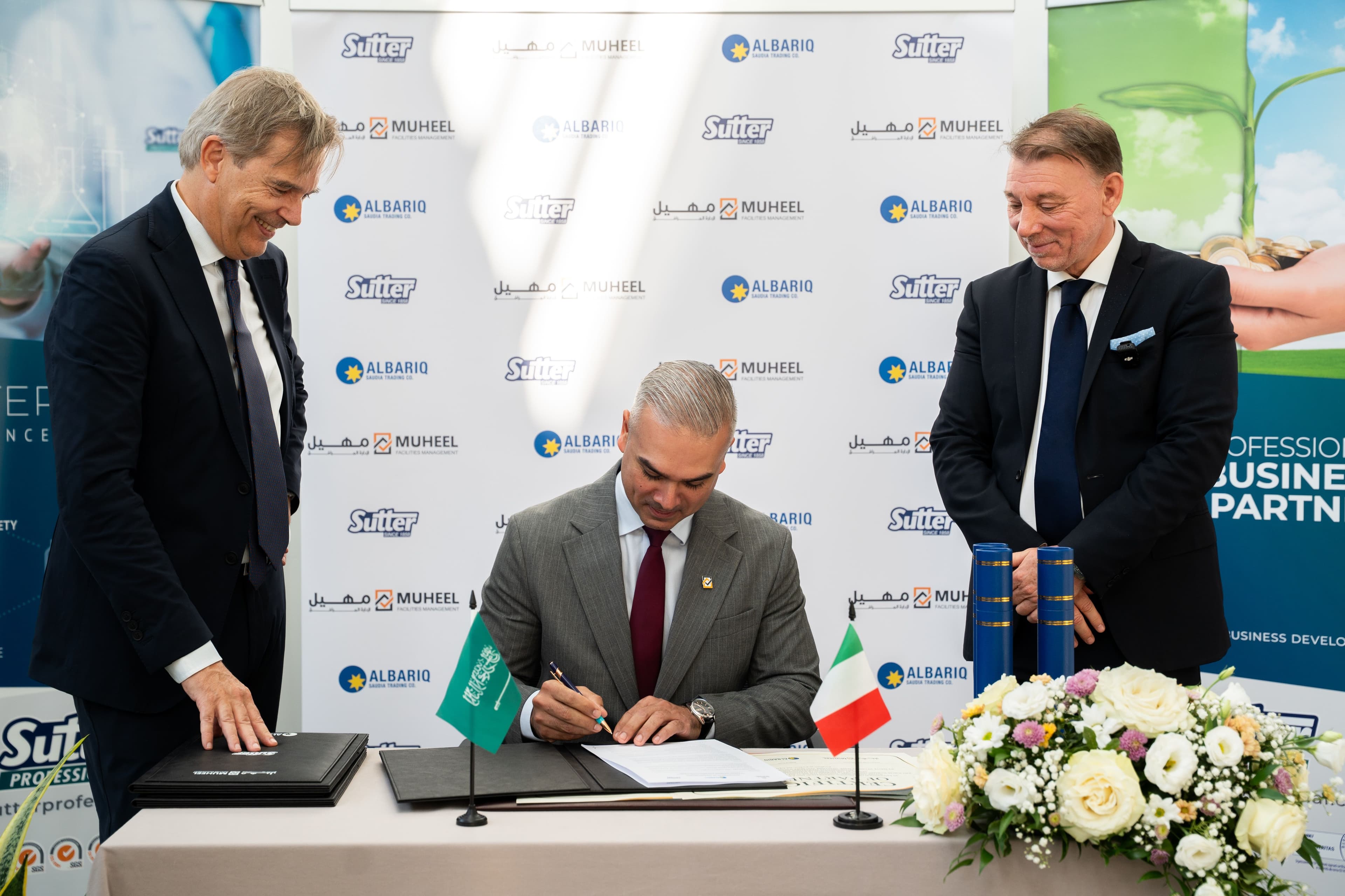 Muhammad Irfan Khokhar, CEO of Muheel Facilities Management, signs the strategic partnership agreement in Borghetto di Borbera, Italy, alongside Aldo Sutter, CEO of Sutter Group, and Roland Sossi, Vice President at Al Bariq Saudia Trading Company.
