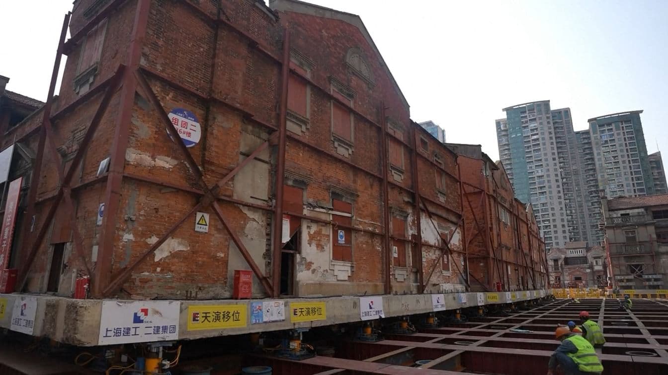 Shanghai Moves 7,500-Ton Shikumen Complex Using 432 Robots
