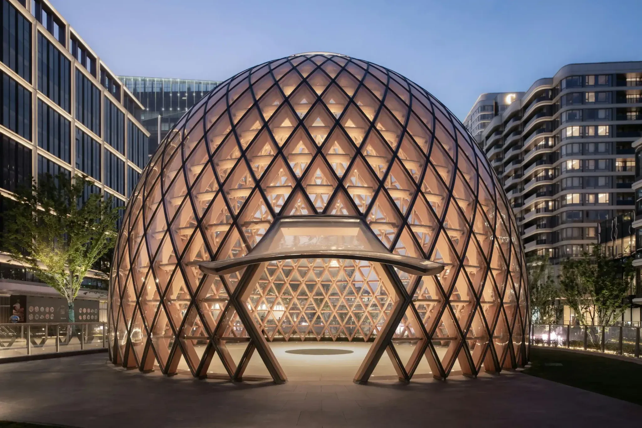 Steel-timber hybrid connections bring together the pavilion’s individually fabricated curved glulam members.