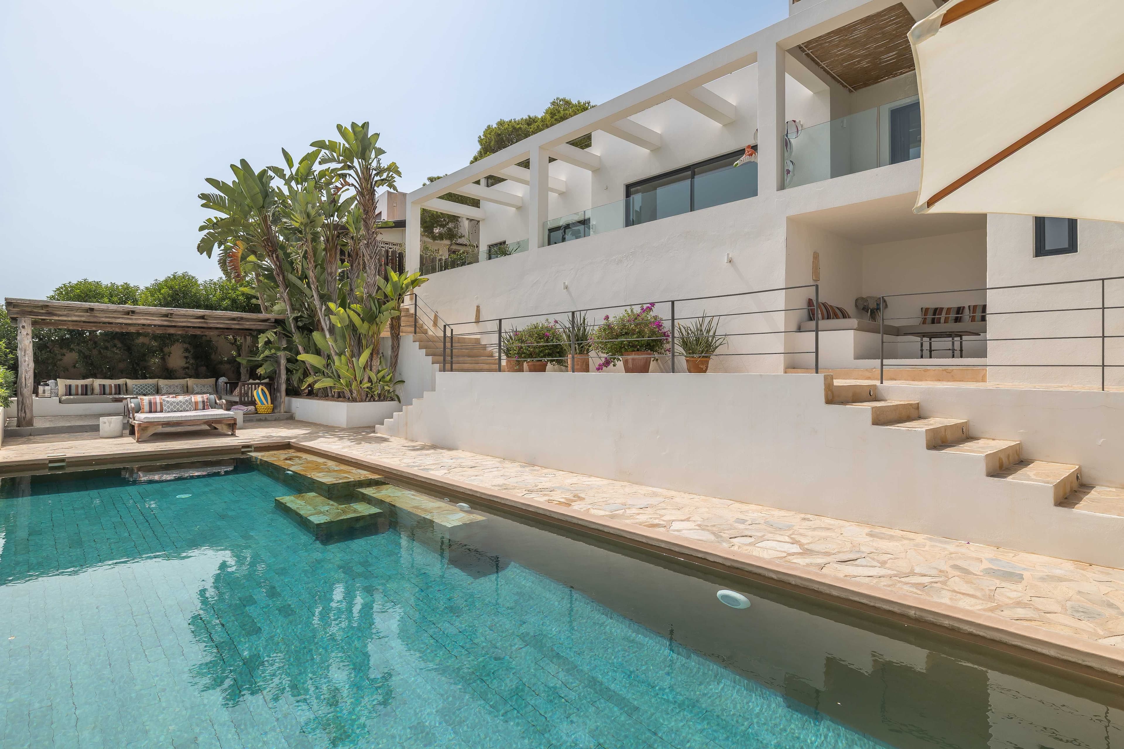 This stylishly modernised villa is located in a privileged hillside location in Es Cubells and offers breathtaking panoramic views of the coast, the open sea and across to Formentera.