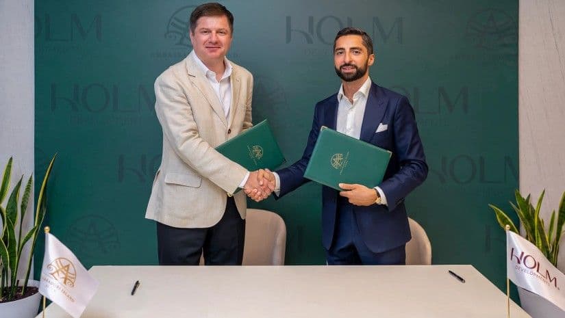 The agreement was signed by Sergey Avayan, CEO of HOLM Developments, and Gocha Kamkia, CEO of Ambassadori Island Batumi.
