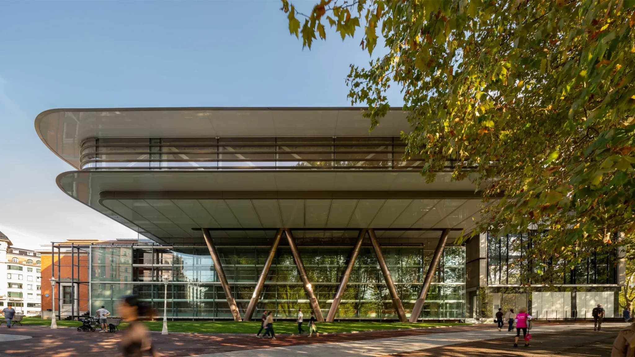 The new elevated gallery volume extends above Bilbao Fine Arts Museum.