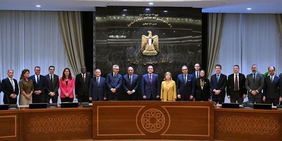 Prime Minister Mostafa Madbouly with officials and representatives of Scatec and the lenders at the Egyptian Cabinet after the signing of the Dandara Solar Project agreements