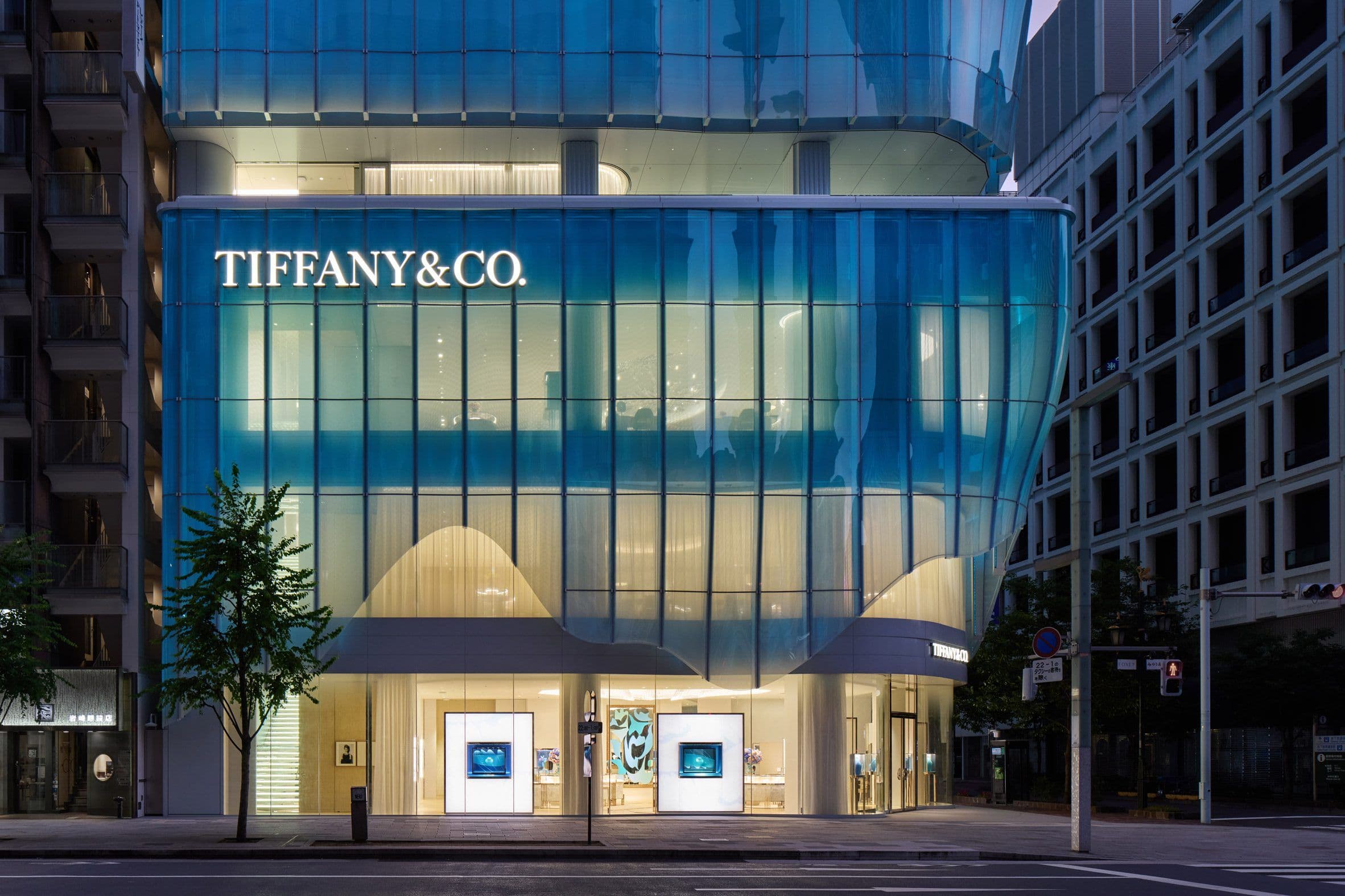 Ground-floor entrance framed by translucent curved panels and open glazing © Taisei Corporation