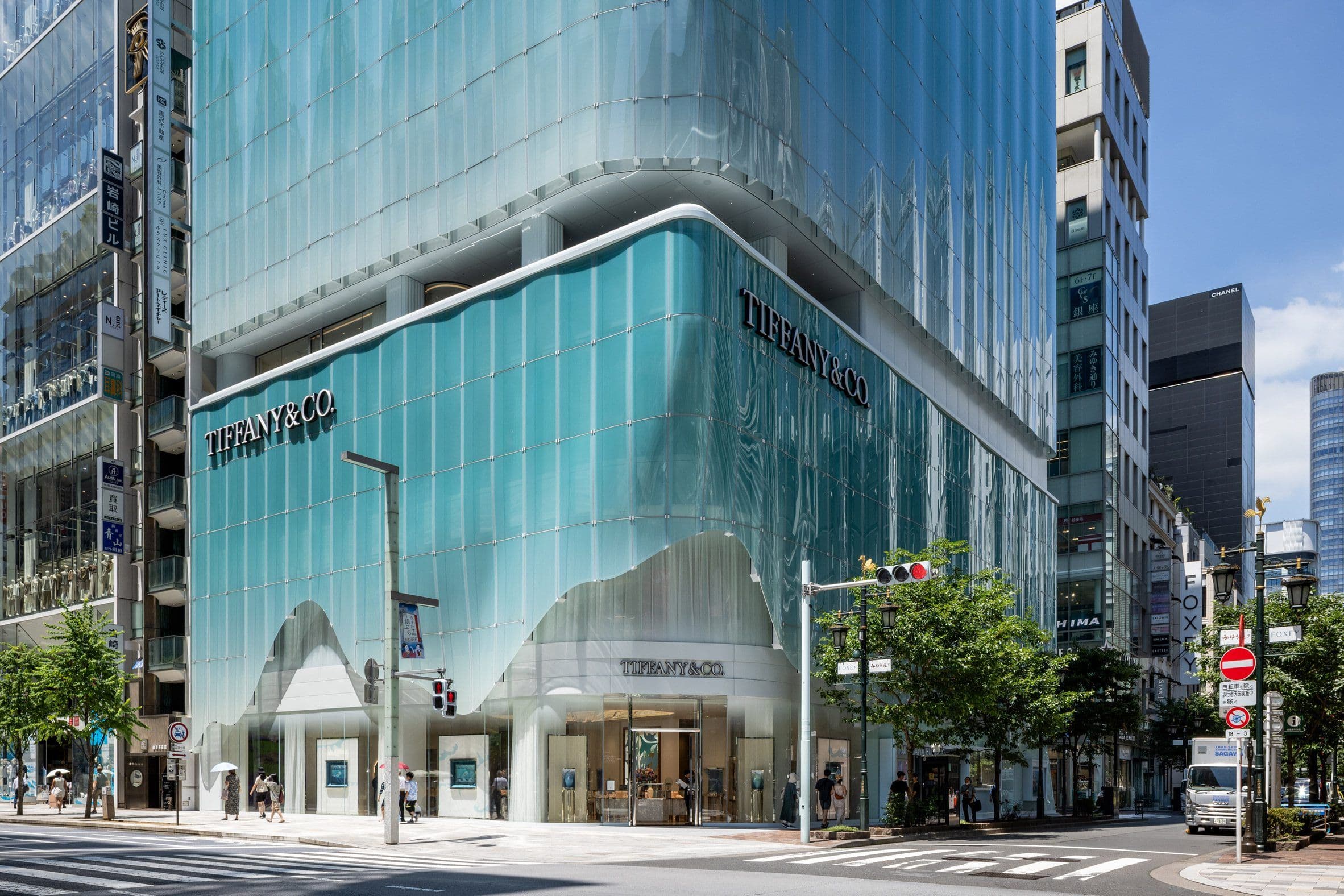 Rippled three-dimensional glass forming soft edges across the corner volume © Taisei Corporation