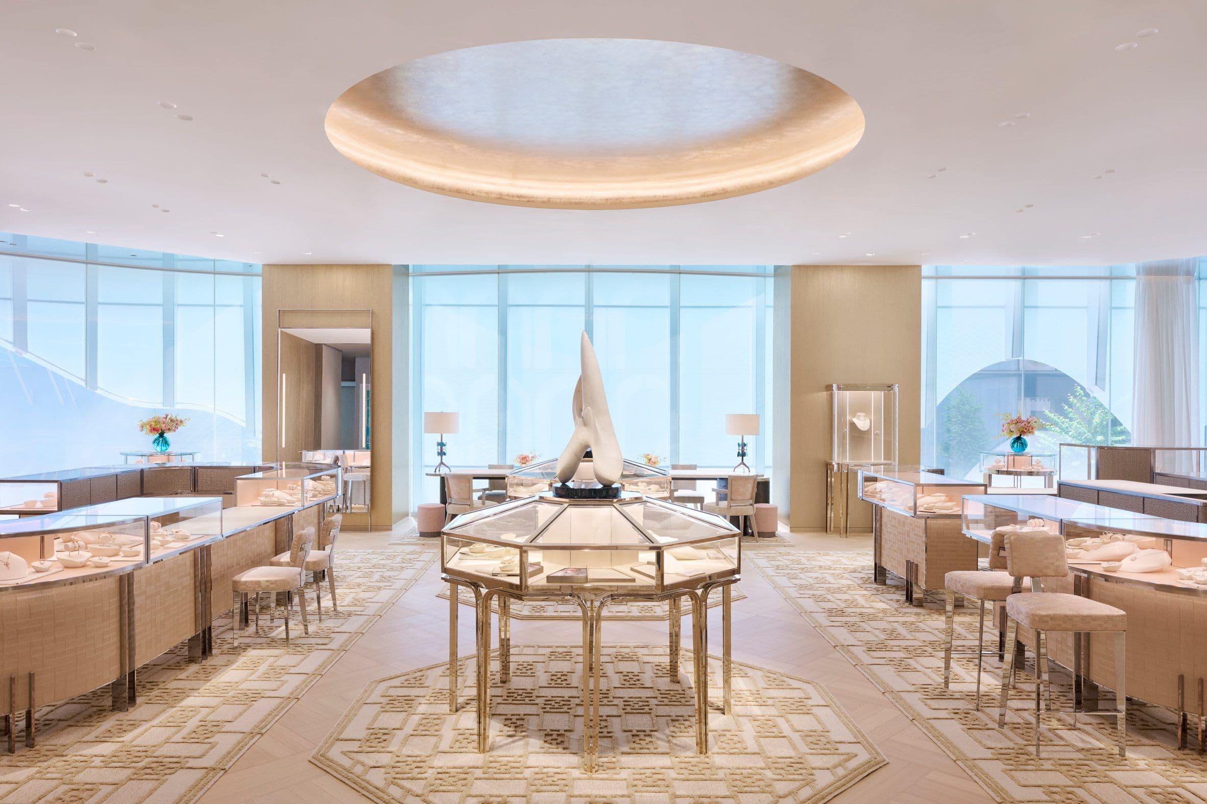 Glass display cabinets define the interior © Tiffany.