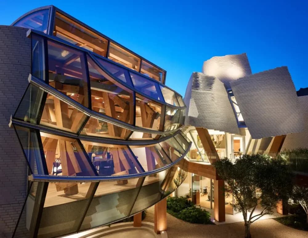 Frank Gehry’s final residential project in Atherton, California, blending sculptural form with luxury living. Image © Jason Schmidt