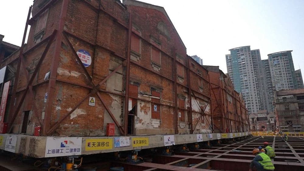 Shanghai uses 432 autonomous robots to relocate a historic Shikumen complex