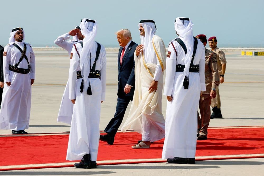 US President Donald Trump walks with Qatar's Emir Tamim bin Hamad Al Thani 