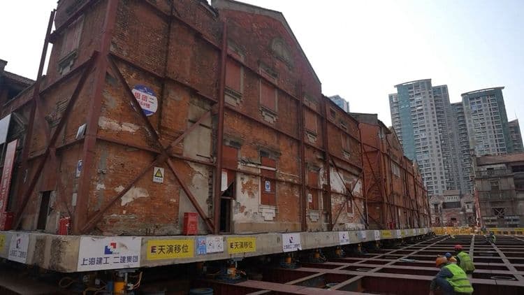 Shanghai Moves 7,500-Ton Shikumen Complex Using 432 Robots