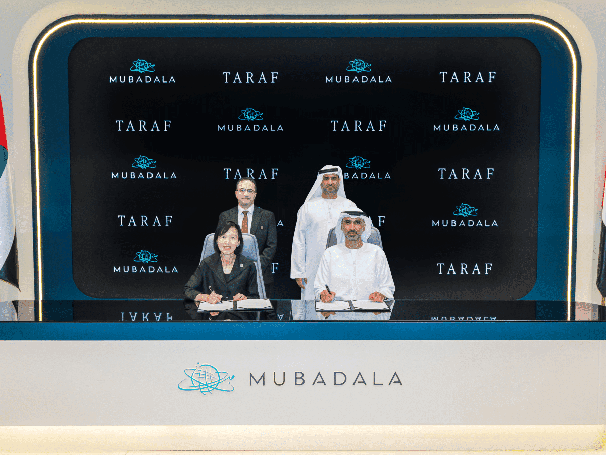 TARAF and Mubadala representatives sign an MoU to explore a major mixed-use waterfront development on Al Reem Island.