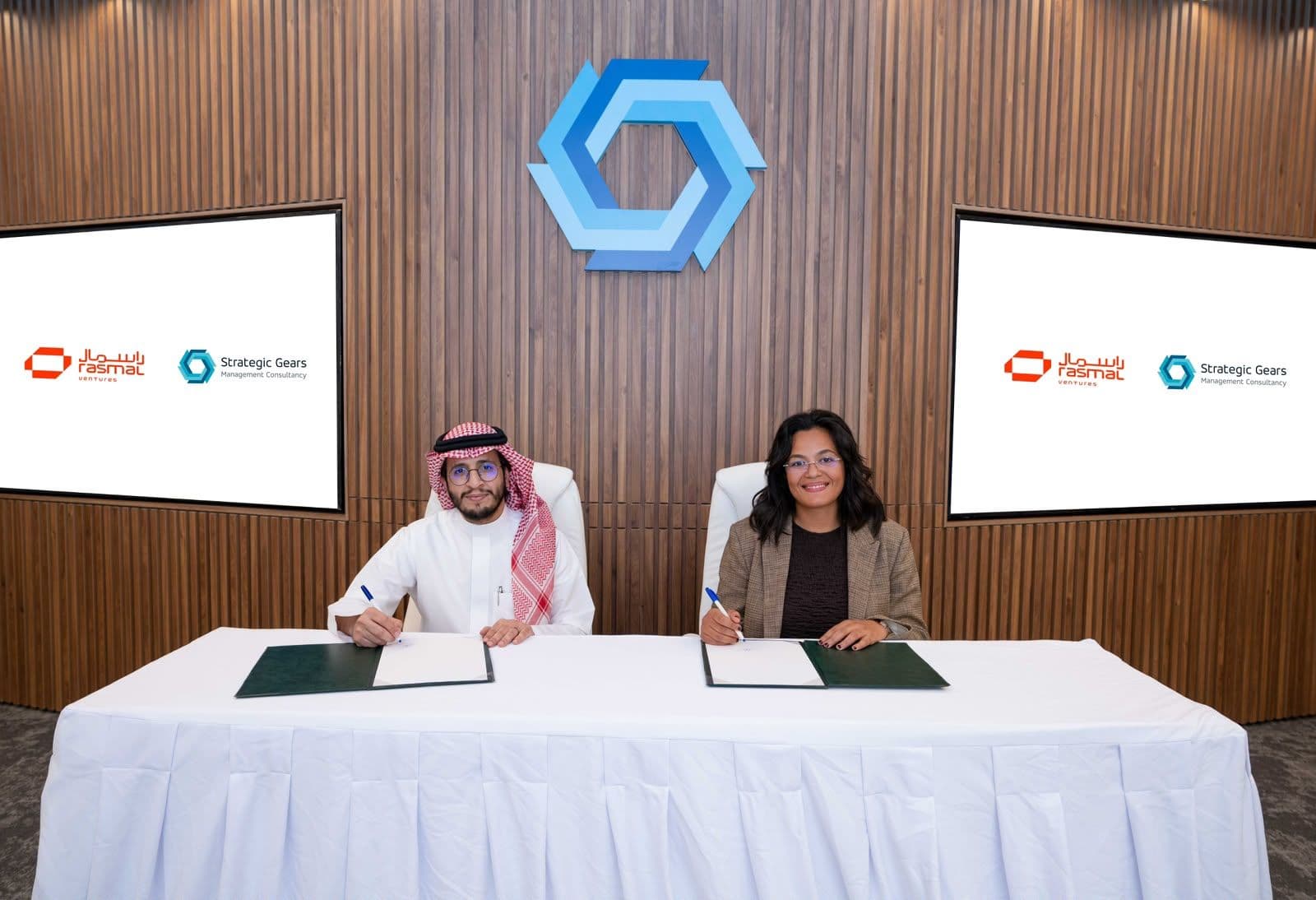 Nasser Alqahtani, Managing Partner at Strategic Gears, and Soumaya Ben Beya Dridje, Partner at Rasmal Ventures, sign the MoU in Riyadh to support business and investment links between Saudi Arabia and Asia.