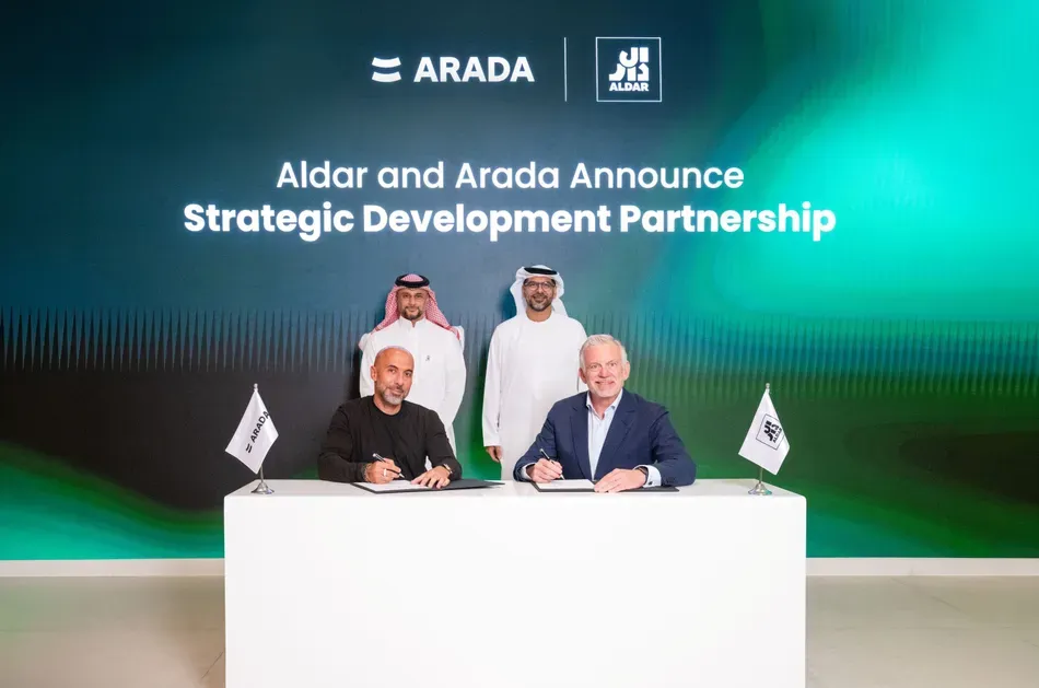Aldar and Arada representatives sign their strategic development partnership agreement in Abu Dhabi.