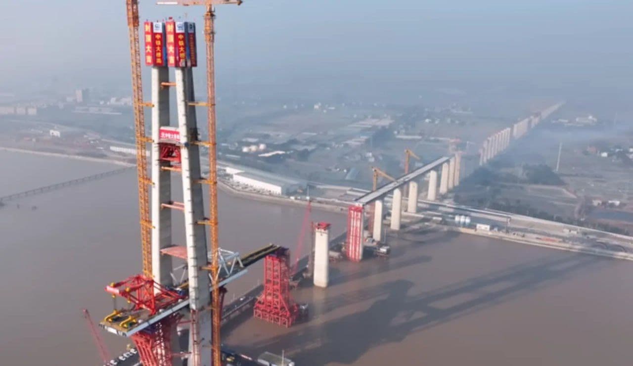 Hangzhou Bay rail bridge closes 450-metre north channel span