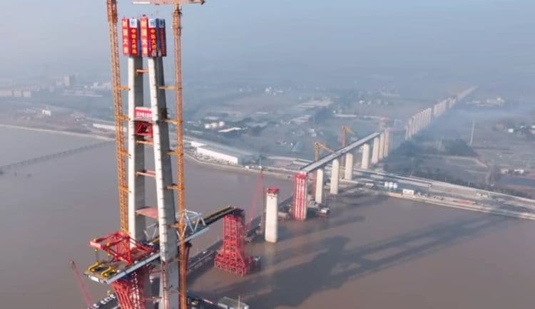 Hangzhou Bay rail bridge closes 450-metre north channel span